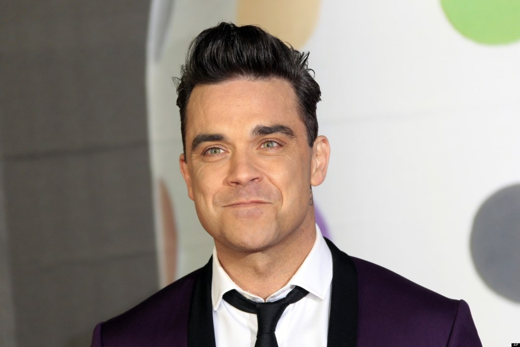 Robbie Williams posts risqué&nbsp;photo