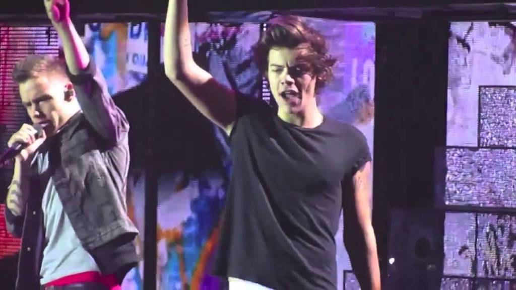 Harry Styles undresses crew member on&nbsp;stage