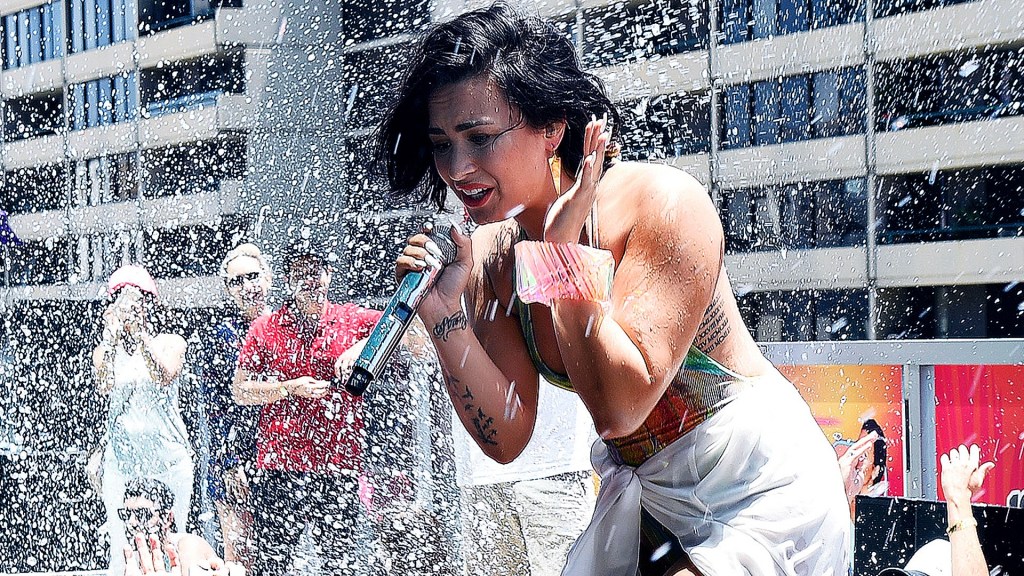 Demi Lovato faceplants at Summer pool party&nbsp;…ouch!