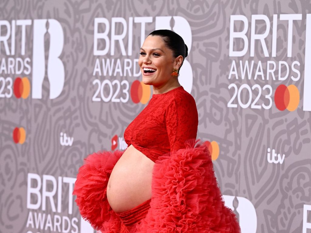 Pregnant Jessie J glows on BRITs red&nbsp;carpet